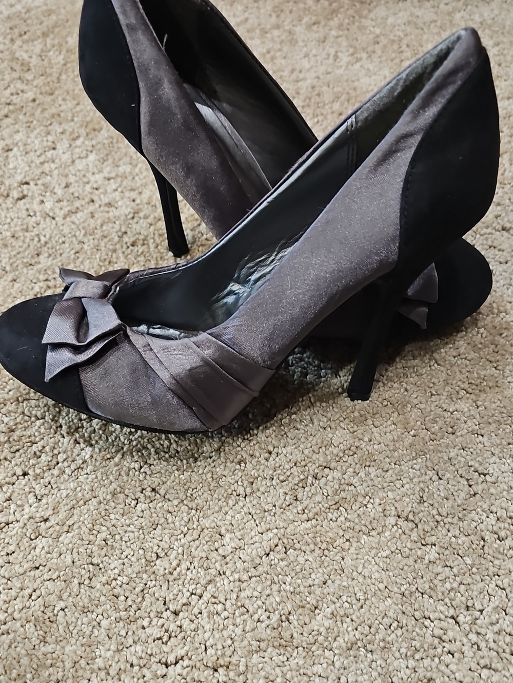 Charlotte Russe Two-Tone Black and Gray Bow Detail Pumps